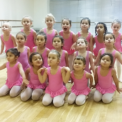 cours d'éveil à la danse classique pour enfant de 4 à 5 ans à Neuville sur Saône
