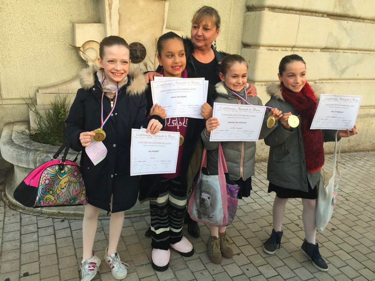 Virginie Fontugne et ses élèves de l'Académie de Danse de Neuville sur Saône après une belle victoire aux concours de danse classique de 2018