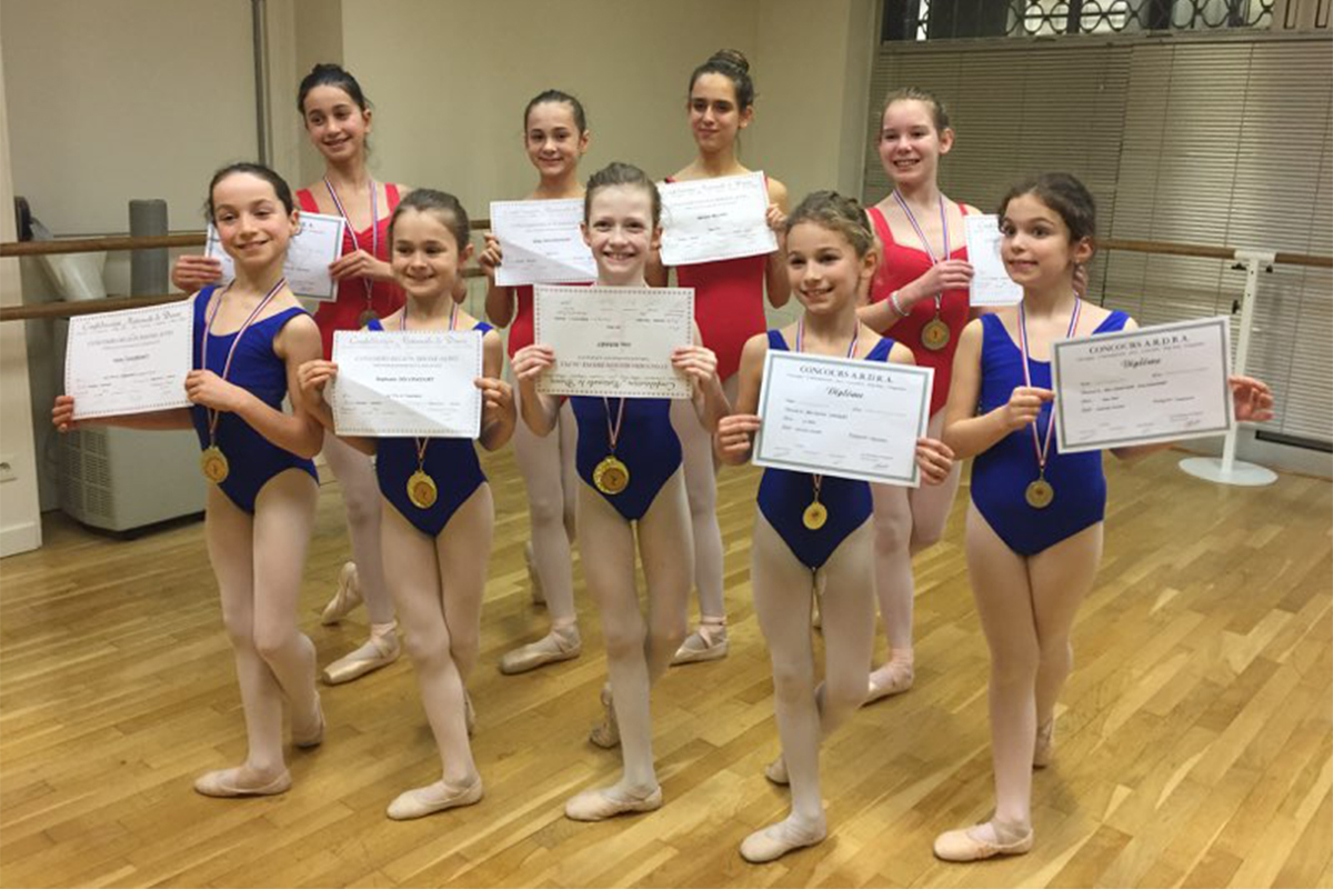 Concours individuels de danse classique : de belles médailles pour les élèves de l'Académie de Danse de Neuville sur Saône !
